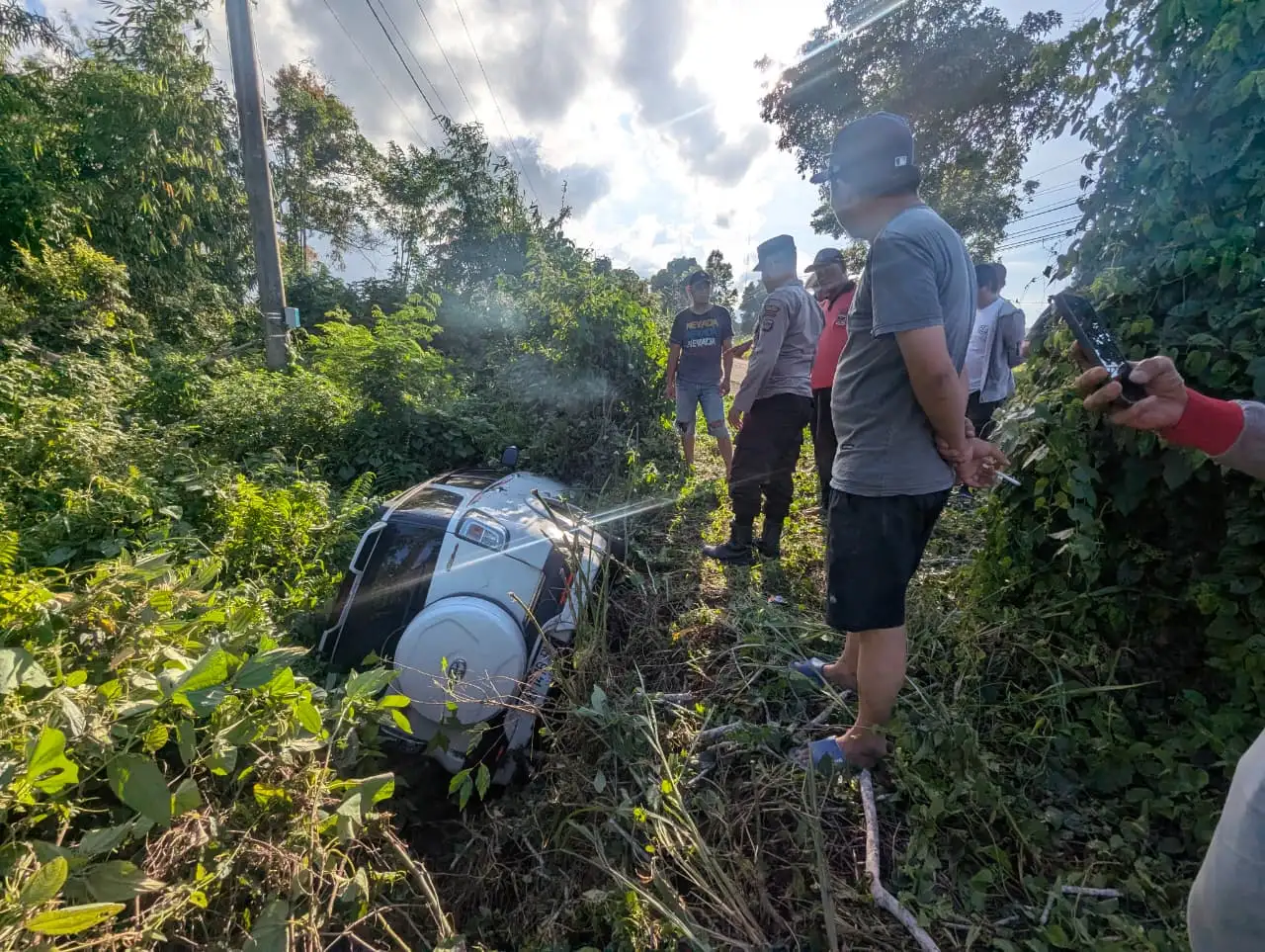 Kecelakaan Tunggal di Jalan Raya Kakas, Mobil Terjun ke Talut Irigasi Akibat Silau Matahari